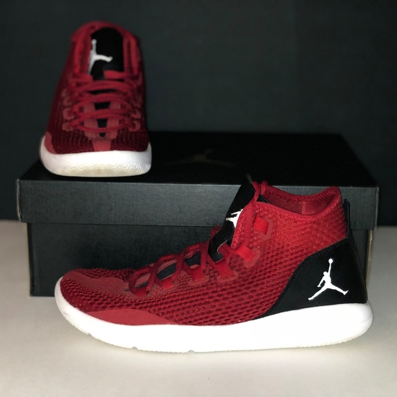 Jordan Reveal Size 9.5 - Picture 2 of 3